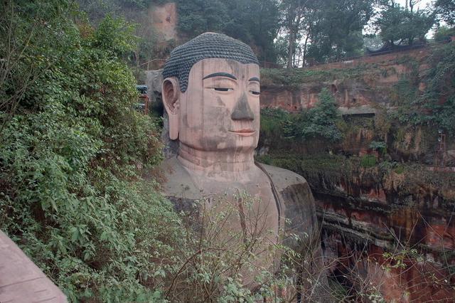 樂(lè)山大佛為何以屹立千年？又為何既不雙手合十也不打坐呢？