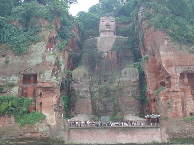 樂(lè)山大佛為何以屹立千年？又為何既不雙手合十也不打坐呢？