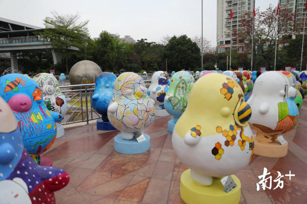 想要和萌萌噠的“鴨梨哥”見(jiàn)面嗎？快來(lái)布吉雕塑公益巡展吧